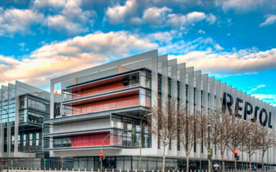 Vista exterior del Campus Repsol en Madrid junto al logotipo de Fundación Descúbreme España.