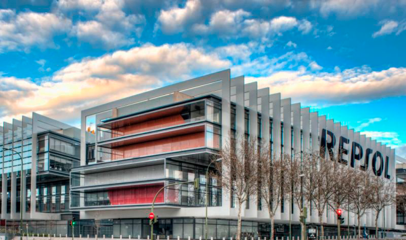 Vista exterior del Campus Repsol en Madrid junto al logotipo de Fundación Descúbreme España.
