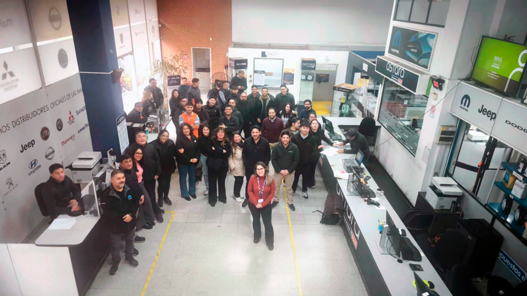 Integrantes del equipo de Astara posan en sus instalaciones tras participar en una jornada de sensibilización y formación sobre inclusión laboral.